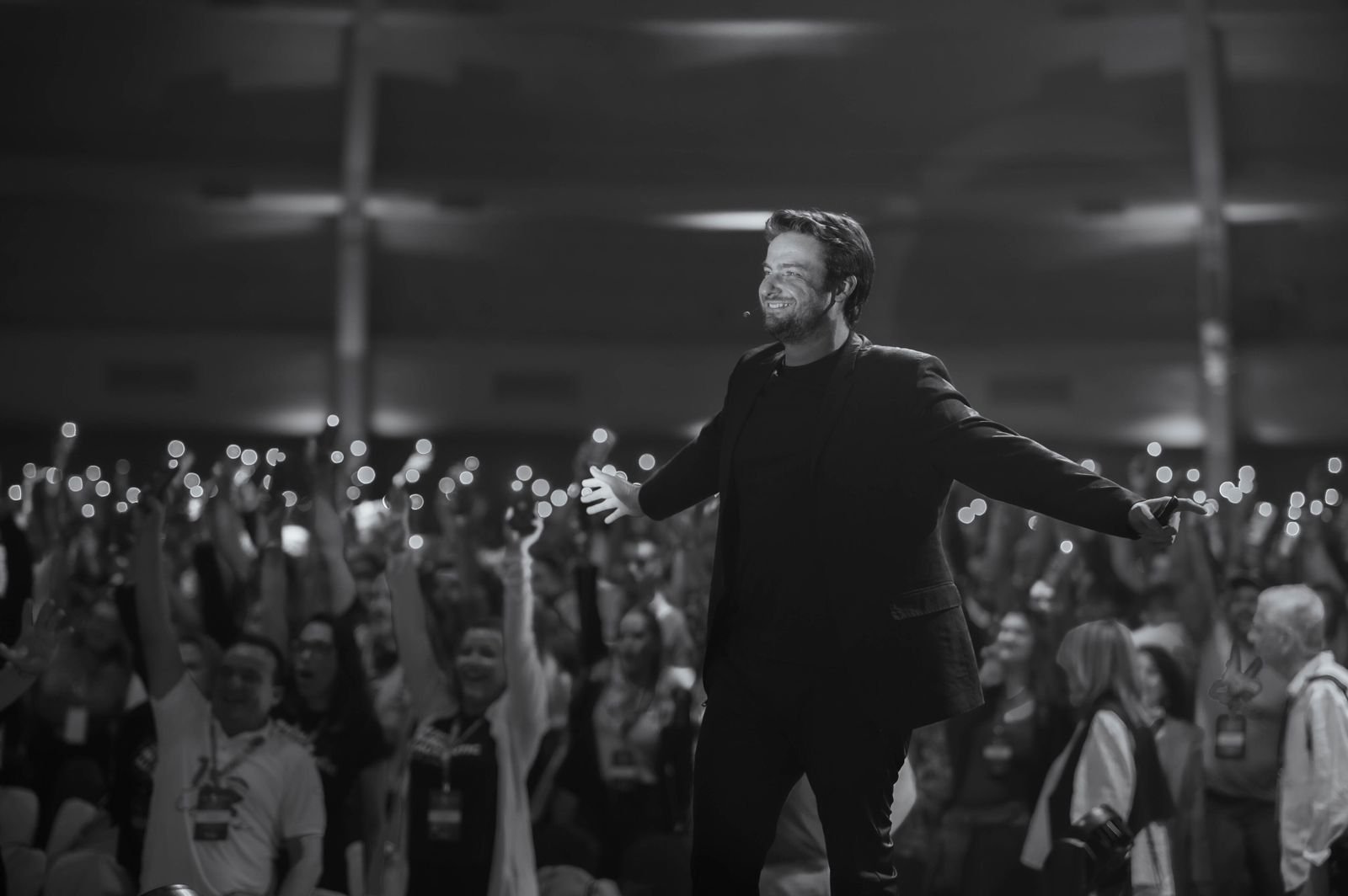 Palestrante de Marketing e tecnologia no palco