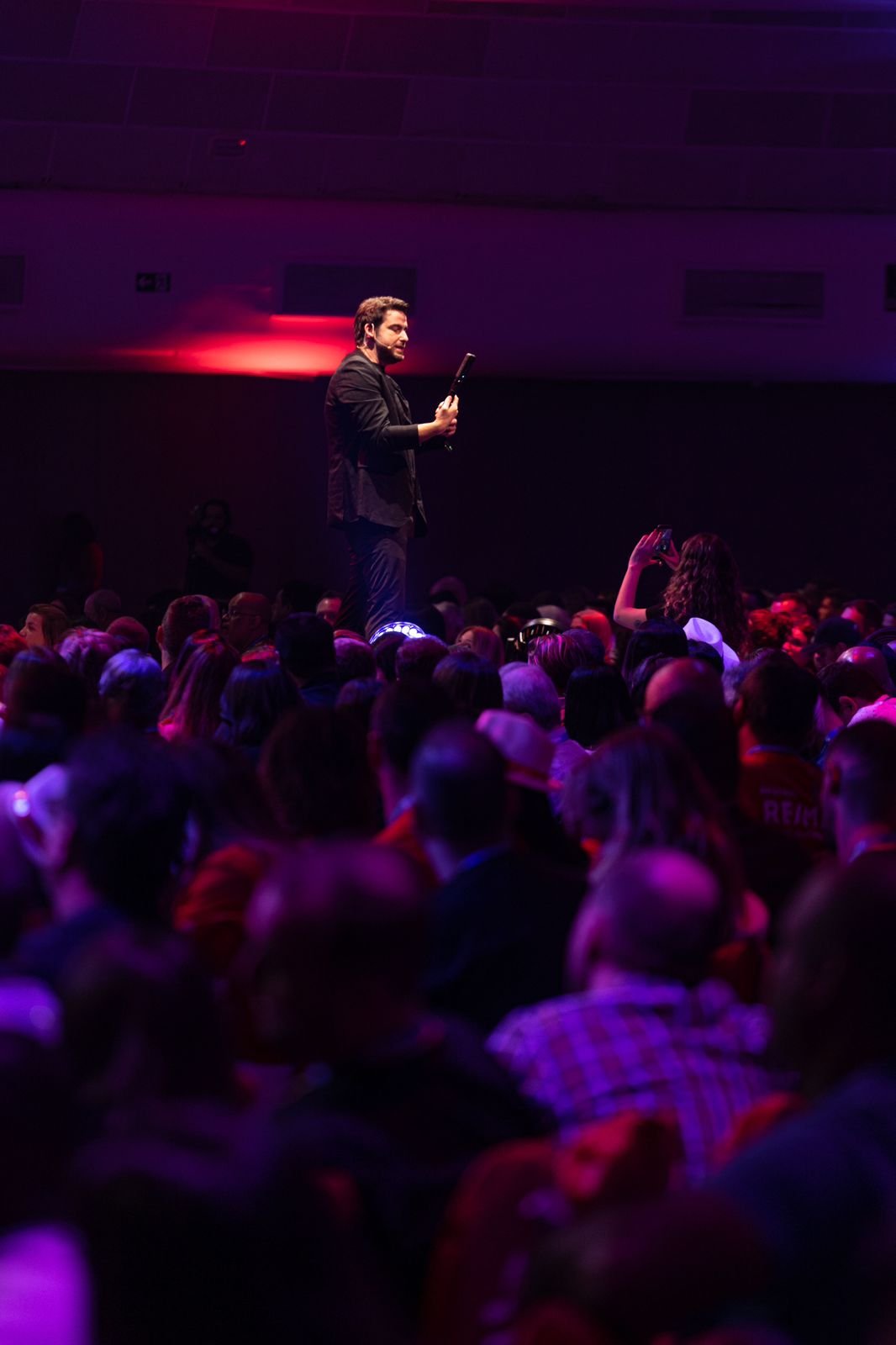 Tony ventura palestrante de Marketing falando de forma simples