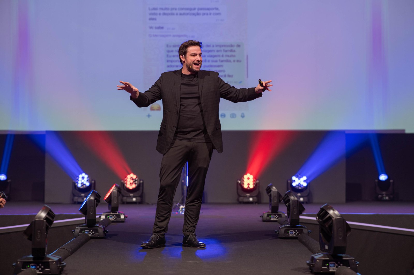 tony ventura está dando palestra de marketing e tecnologia