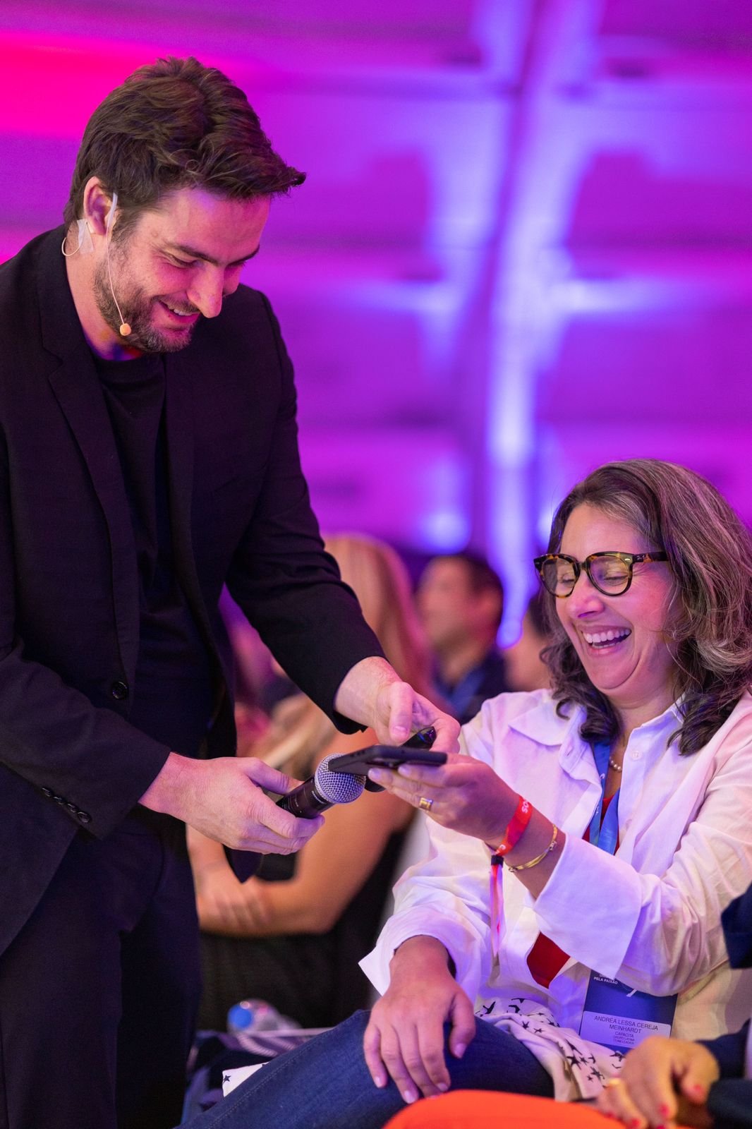 Palestrante Marketing tony ventura monstrando celular palestra divertida