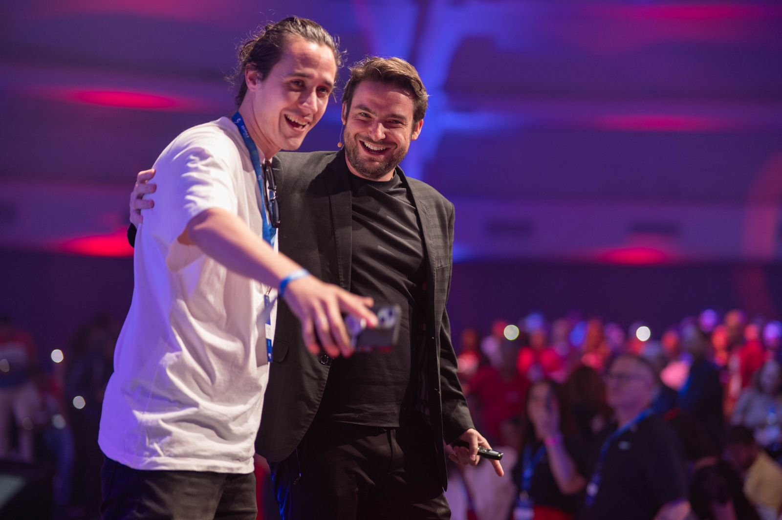 Tony Ventura palestrante de Marketing conversando com o público